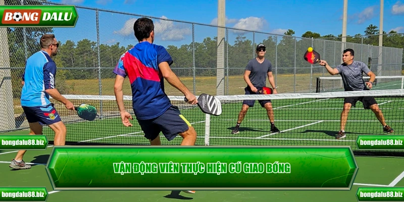 Vận động viên thực hiện cú giao bóng